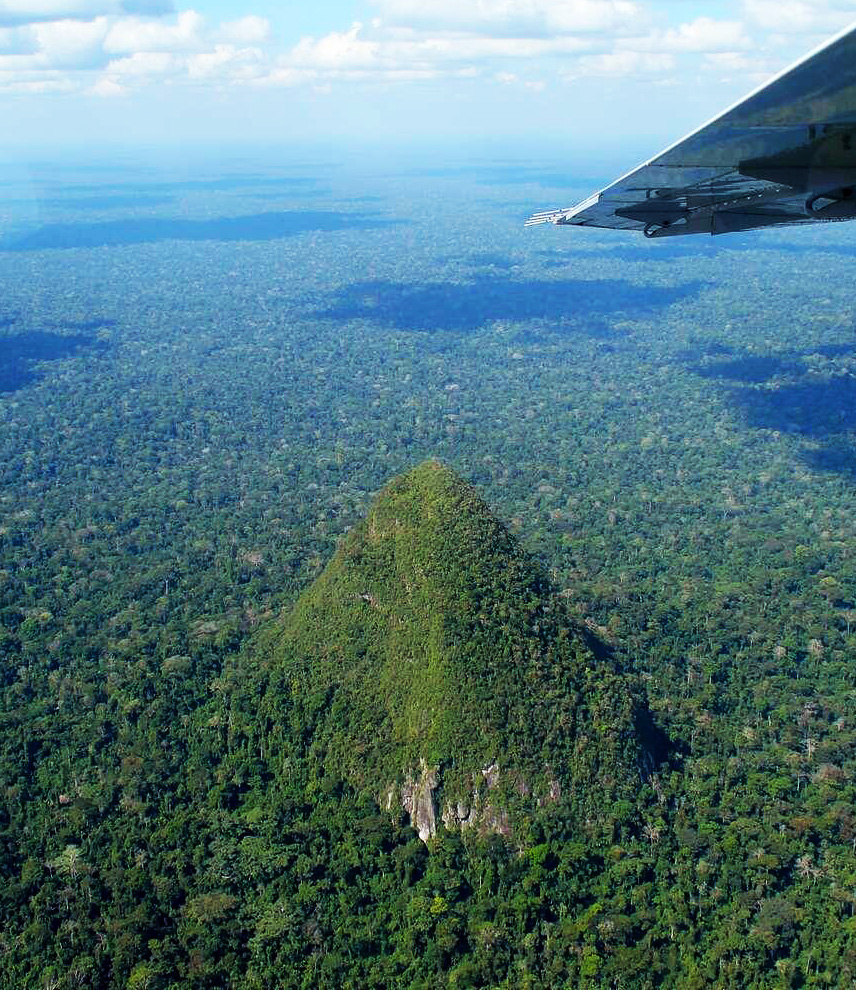 Гора пирамидальной формы Серро-Эль-Коно