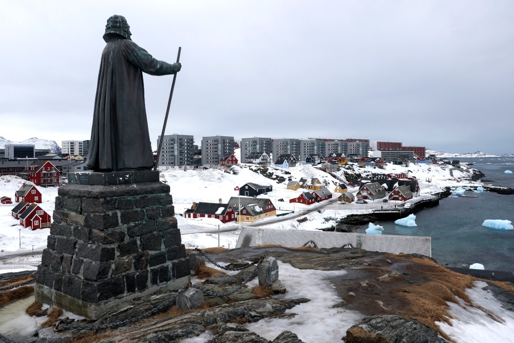    Памятник датскому священнику Хансу Эгеде, участвовавшему в колонизации территории, был установлен рядом с городом Нуук в 1922 году. В 2020 году жители Гренландии решили, что монумент сносить не стоит. / GettyImages