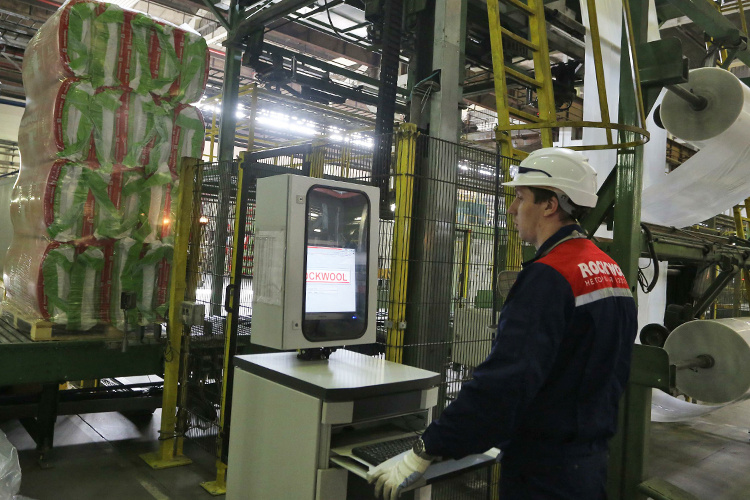    По данным компании, с момента начала боевых действий на Украине в 2022 году Rockwool перевела российский бизнес в режим так называемого пассивного владения. Это означало, что датская штаб-квартира и другие подразделения группы не оказывали российским заводам никакой поддержки.   
Фото: © Photoagency Interpress / Russian Look / www.globallookpress.com