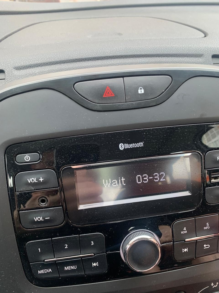 Магнитола Renaut Kaptur после неверного ввода кода пишет Wait