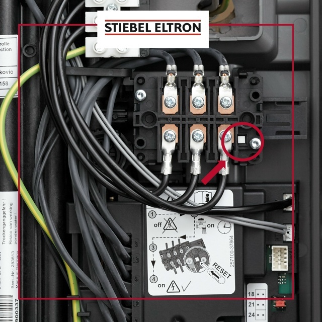Наклейка с инструкцией по первому запуску водонагревателя и кнопка защиты от сухого пуска
