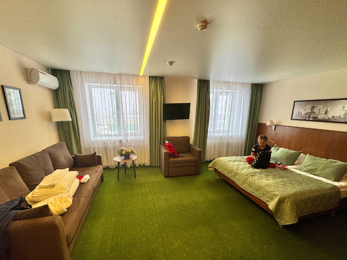 Уютный номер, диван становится полноценной двуспальной кроватью. Фото автора.