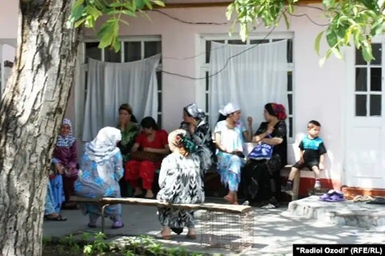    Женщины стоят в очереди в доме гадалки, которая называет себя "народным целителем". Фото: Радио "Озоди"
