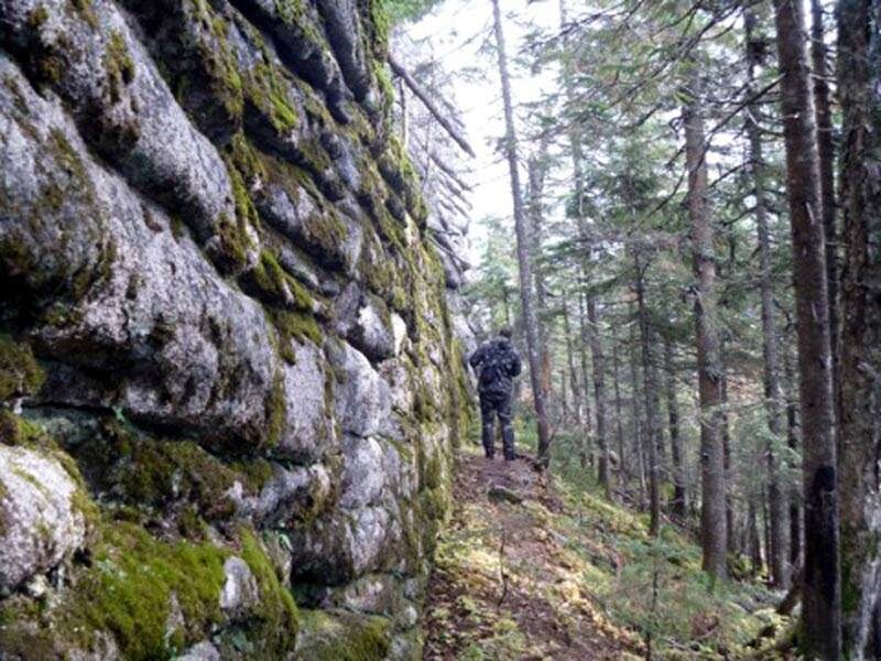 Мегалитическая стена на горе Шаман, с. Нижнетамбовское, на Амуре