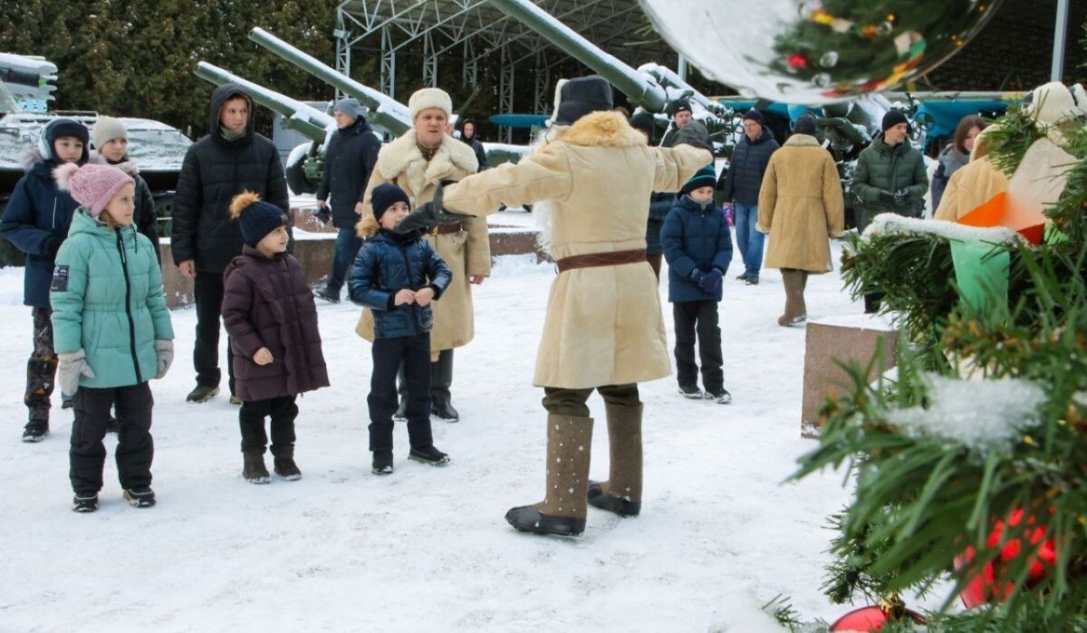     Посетители Музея «Г.О.Р.А.» участвуют в новогоднем квесте Источник: victorymuseum.ru Автор фото: Пресс-служба Музея Победы