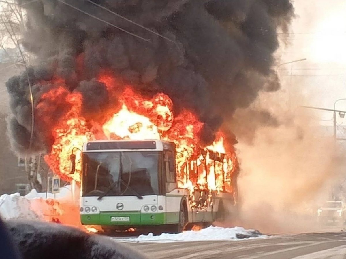    Автобус загорелся во время движения