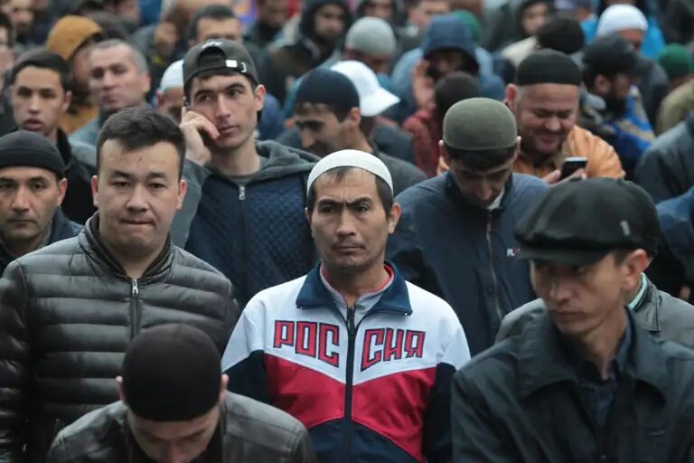    Мигранты в России. Фото: РБК