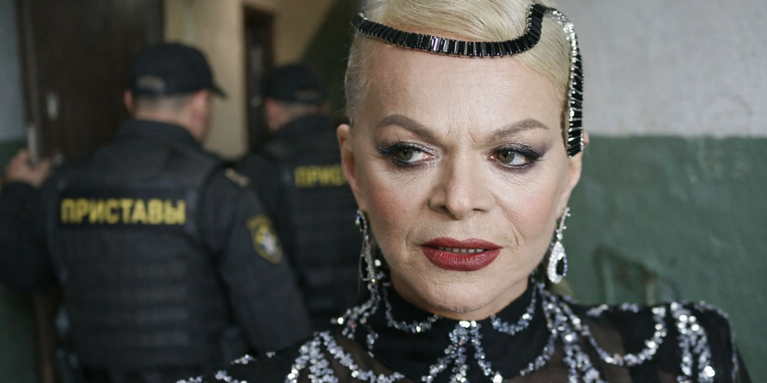 «Выселение может начаться в любой момент»: что происходит с квартирой Ларисы Долиной