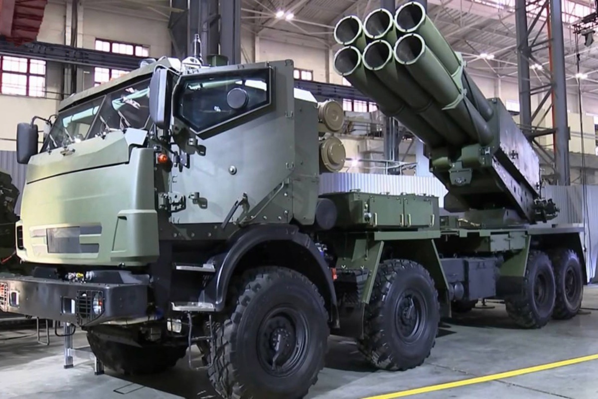    Новую российскую РСЗО "Сарма" эксперты называют ответом американской системе залпового огня "Хаймарс". / Кадр из видео
