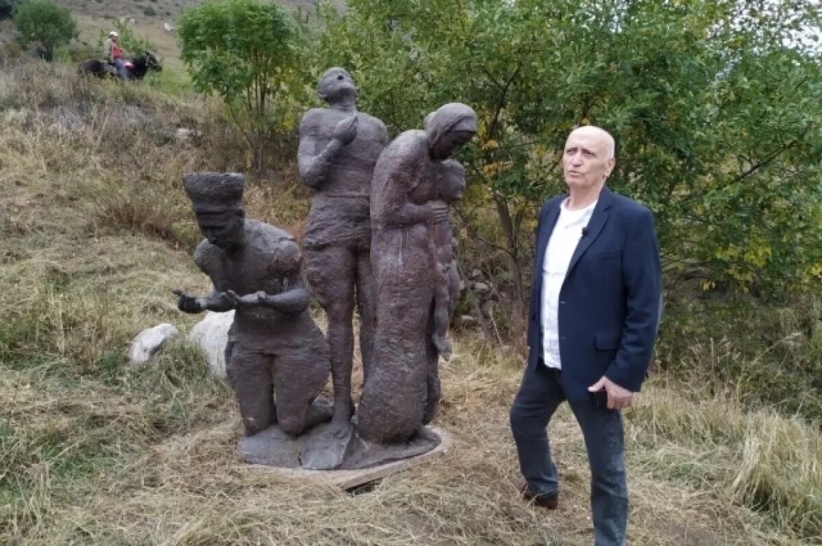    Владимир Соскиев и его скульптура на открытой экспозиции в Северной Осетии.