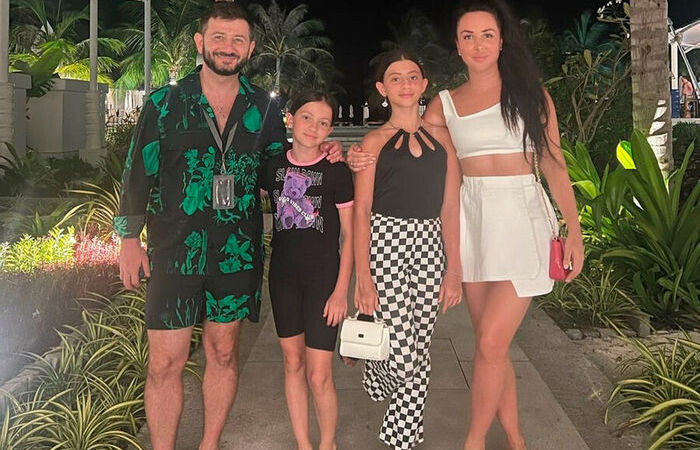 Михаил с семьей.