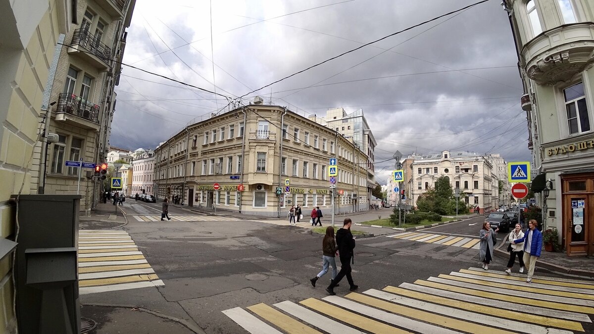 Москва. Лялина площадь. Московские Пять углов. Четыре в кадре, пятый за спиной фотографа.