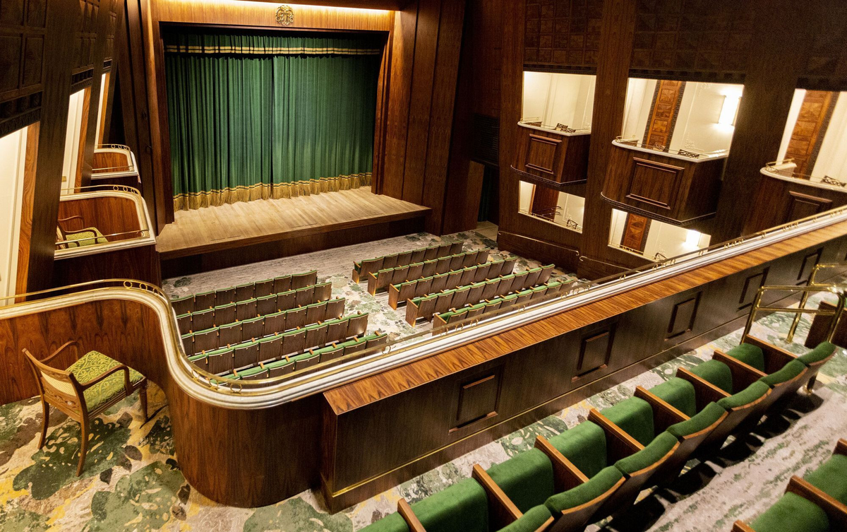 Вид зала с балкона
