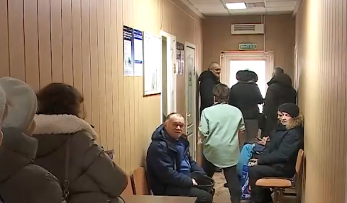     Льготники и пенсионеры Красноярска сидят в очередях за социальным проездным