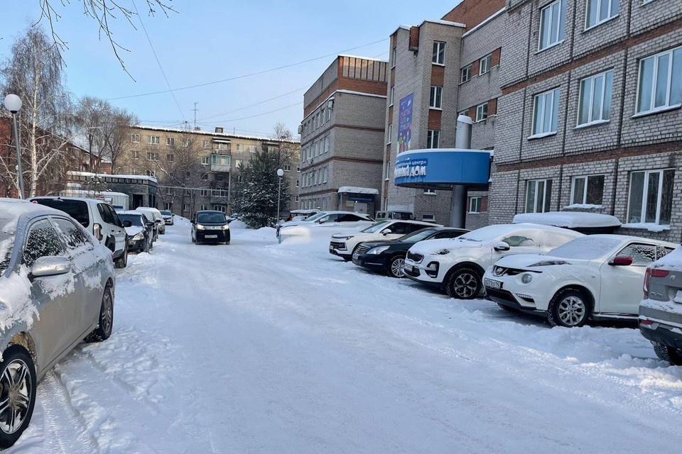    Парковка роддома забита машинами. Фото: Тамара СВЕРДЛОВА