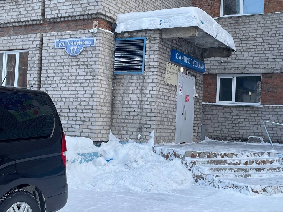   Роддом продолжает работу, хотя снаружи это и не особо заметно. Фото: Тамара СВЕРДЛОВА