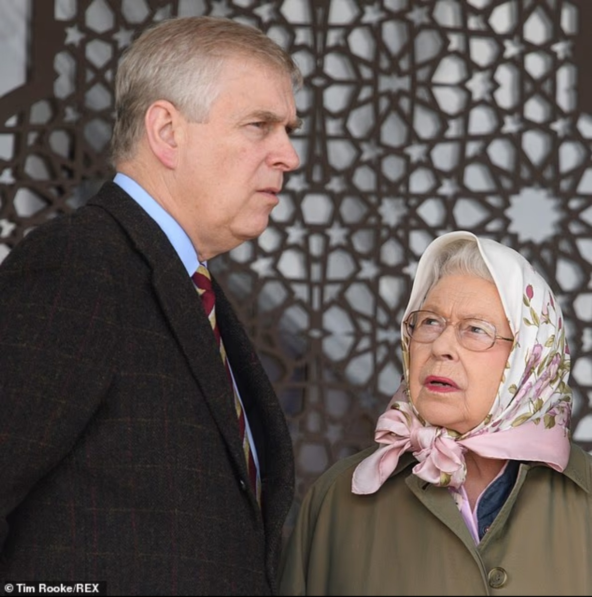 Эндрю Маунтбаттен Виндзор, 65 лет (слева), часто считался любимым сыном покойной королевы Елизаветы (справа). Она оставалась яростной защитницей своего второго сына даже после того, как в 2019 году Вирджиния Джуффре, жертва Эпштейна, обвинила Эндрю в сексуальном насилии.