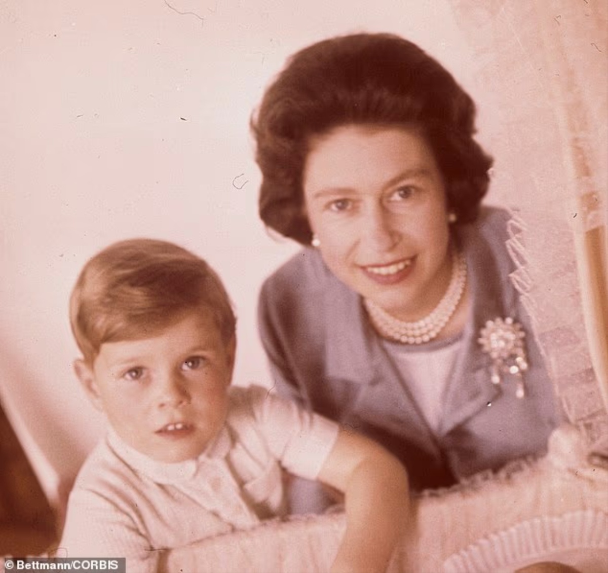 «Преданная мать» (на фото с Эндрю в 1964 году) решила провести «частную встречу один на один» с Эндрю, чтобы «смягчить удар» перед официальным объявлением, заявил королевский биограф Роберт Джобсон.