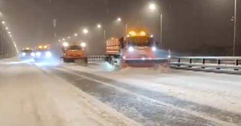     Последствия сильного снегопада устраняют в Красноярске