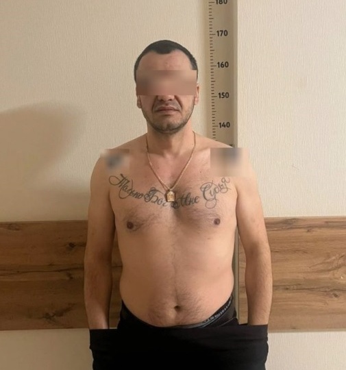 Полиция Оренбурга выявла жителя, с татуировкой с экстремистской символикой