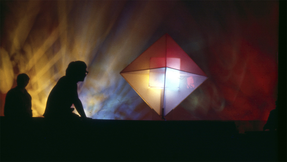   Фонд поддержки аудиовизуального и технологического искусства «Прометей» имени Б. Галеева- Светомузыкальный инструмент «Кристалл» во время исполнения