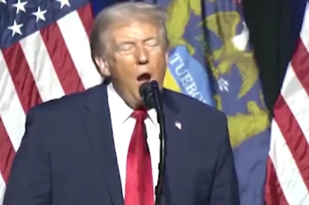    Появилось новое видео со странным поведением Трампа, на этот раз – он рычал