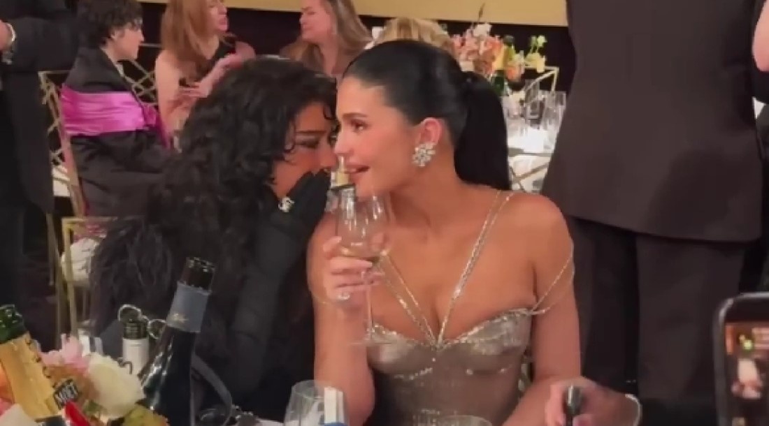 Одесса Эзайон и Кайли Дженнер на премии «Золотой глобус»-2026 / Фото: YouTube/EntertainmentTonight  📷
