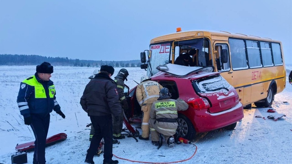 В Красноярском крае при аварии со школьным автобусом погибла водитель