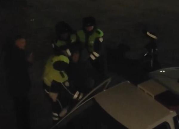    В Орске сотрудники ДПС вчетвером пытались задержать пьяного водителя электросамоката