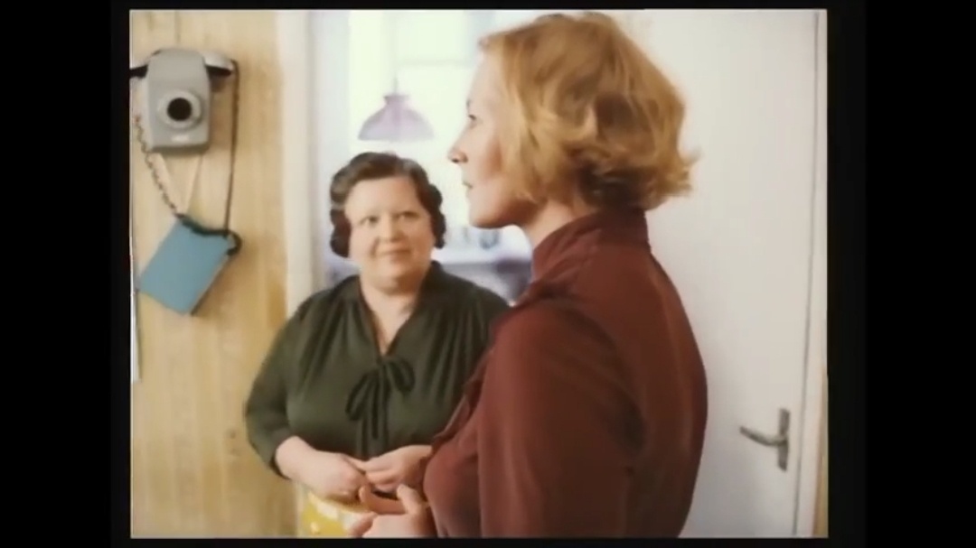 Это бывшая жена, которая уже поняла, что под личиной деда Мороза скрывается ее бывший муж, и бывшая теща, которая покамест в счастливом неведении относительно коварного бывшего зятя, проникшего к ним в дом в гриме.