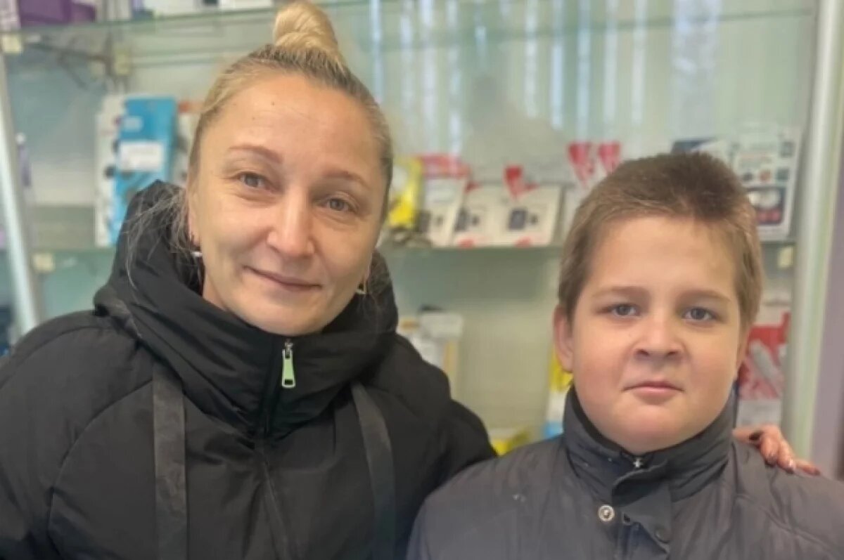    Себежский школьник помогает готовить посылки для участников СВО