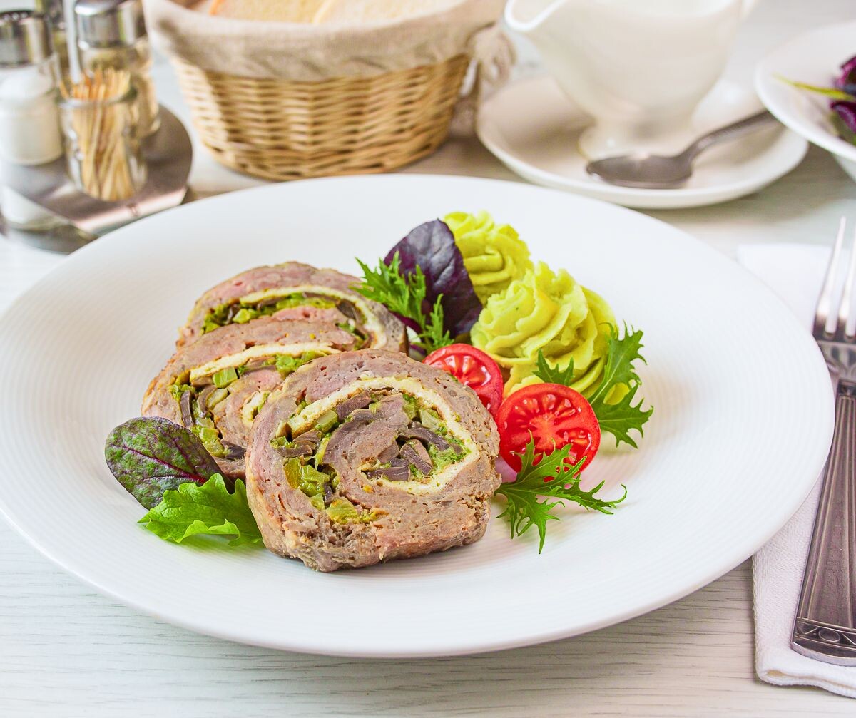     Мясной рулет с брокколи, грибами и омлетом