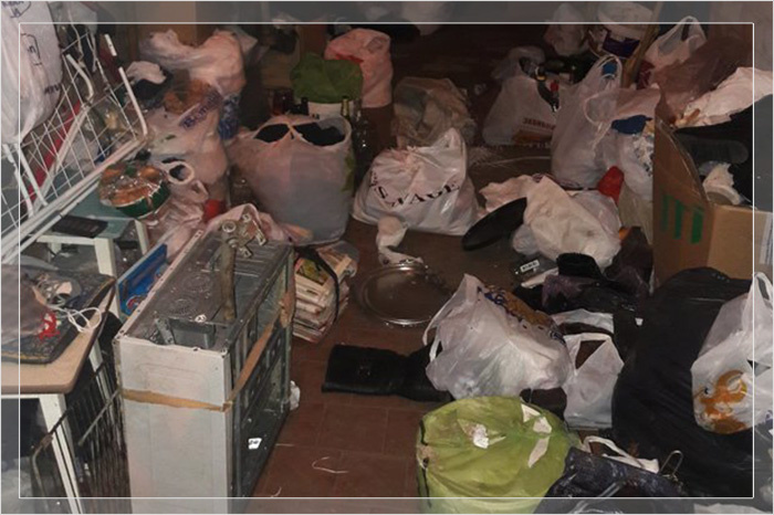 Хлама со временем становится так много, что места для жильцов остаётся очень мало.