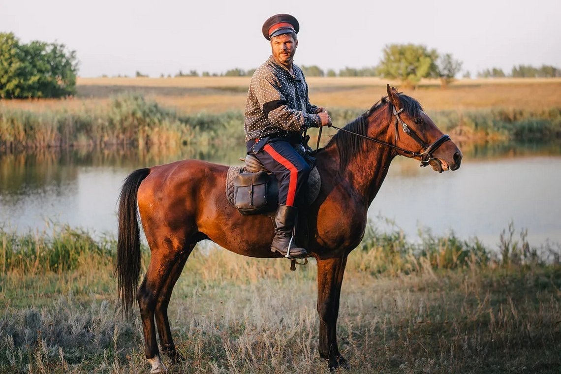 Какой же казак без коня? Атаман Владимир Смольянинов и его верный друг — конь по кличке Зефир. 
