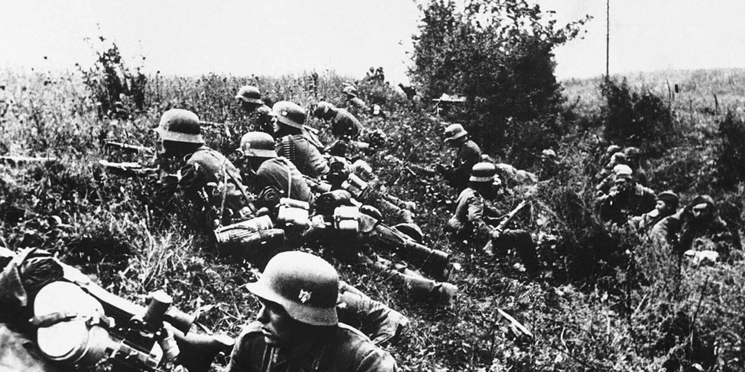 Лейтенант пересчитал тела перед окопом и замер в изумлении: в такой рапорт в штабе просто не поверят без доказательств