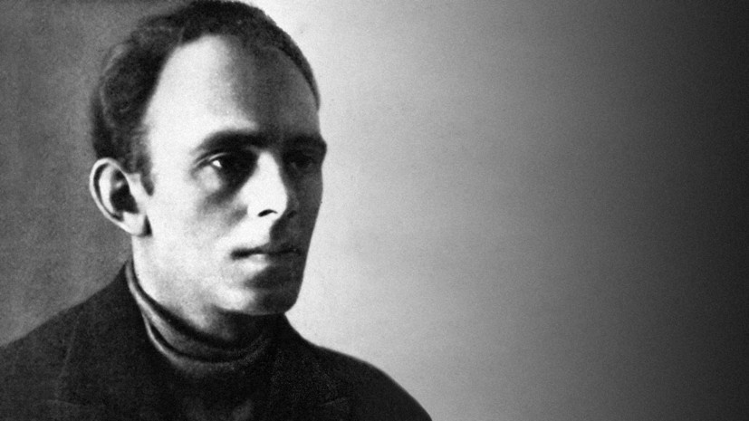     Осип Эмильевич Мандельштам родился в Варшаве в 1891 году. Его отец был купцом, мать занималась музыкой РИА Новости