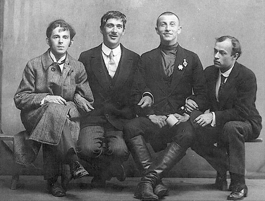    В 1913 году Мандельштам издал свой первый сборник «Камень». Следующая книга, Tristia, вышла уже после революции — в 1922-м. Примерно в то же время поэт переехал в Москву / Общественное достояние