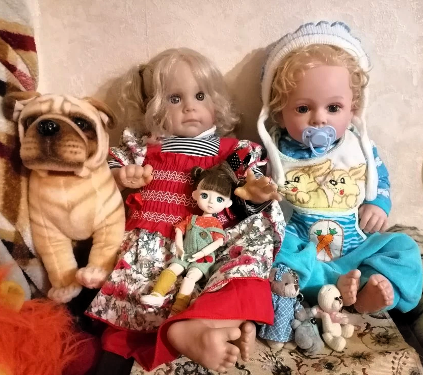 Вот она эта Аринка. Комбез, который окрасил руки, сняла, надела платье. Рядом Митюшка в шапке с блошки и Фиминой детской одежде. Фото автора 