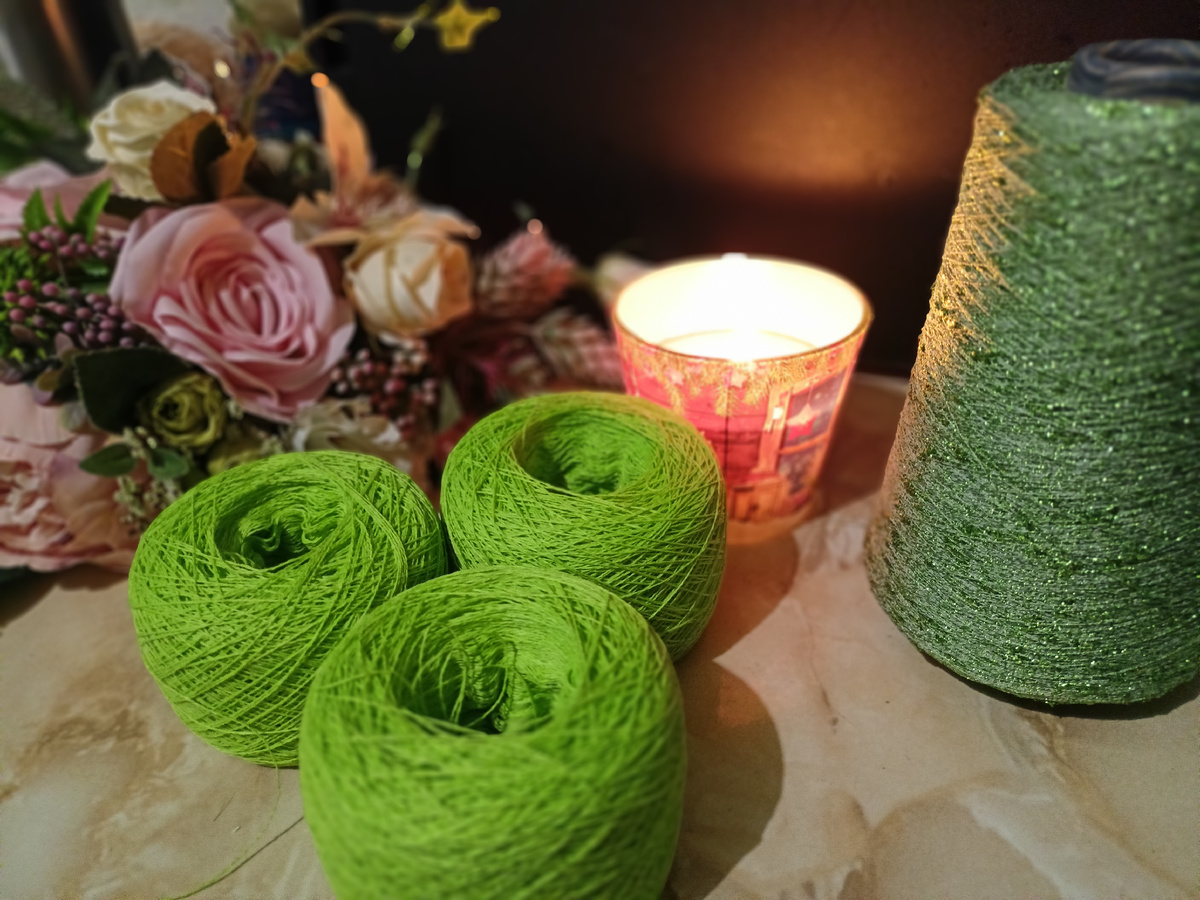 

С каждым стуком спиц, с каждым переплетением нитей, рождается не просто полотно, а мечта, воплощенная в пряжу. Это не просто одежда, это осязаемая история, сотканная из терпения и вдохновения. Начало нового процесса – это всегда волнующее предвкушение, как открытие неизведанной земли, где каждый ряд – новая тропа, каждая петля – новый цветок на лугу. Сегодня я начинаю вязать платье спицами. Платье, которое станет символом весеннего обновления, легким намеком на приближающееся тепло.

Выбор пряжи – это первое и, пожалуй, самое важное решение. Мягкая пряжа полухлопок с добавлением люрекса с шишибриками, обещая струящийся силуэт и приятное ощущение на коже. Этот цвет – воплощение нежности и женственности, идеально подходящий для платья, в котором хочется чувствовать себя легкой и свободной.

Первые петли на спицах – как первый вздох новой жизни. В них уже заложена форма, силуэт, настроение будущего платья. Плотность вязки, узор, декоративные элементы – все это рождается в процессе, по мере того, как нить послушно следует за движением спиц. Я представляю, как это платье будет развеваться на ветру, как оно подчеркнет изгибы фигуры, как в нем будет уютно долгими летними вечерами. 

И вот, процесс начат. Спицы мерно постукивают, нить скользит между пальцами, и рождается новая история. История, сотканная из любви к вязанию, из желания создать что-то прекрасное своими руками. История, имя которой – платье спицами.