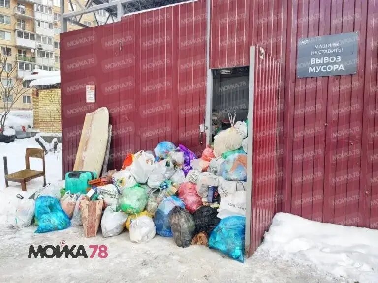   Мусор, скопившийся 6 января в ЖК «Юнтоловский» ну Туристской улице. Фото: читательница Мойки78