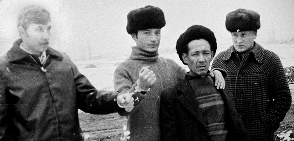 Джумагалиев (второй слева) на следственном эксперименте. Фото из открытых источников.