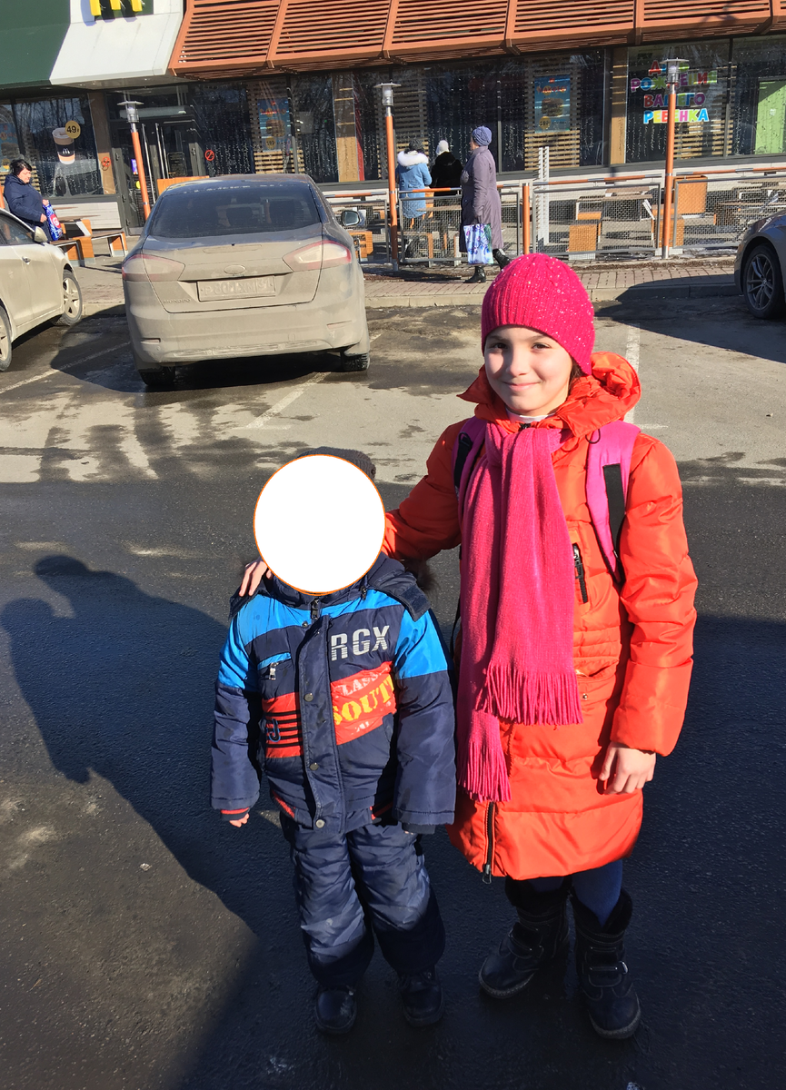 Многострадальный пуховик. Алина с братом Русланом