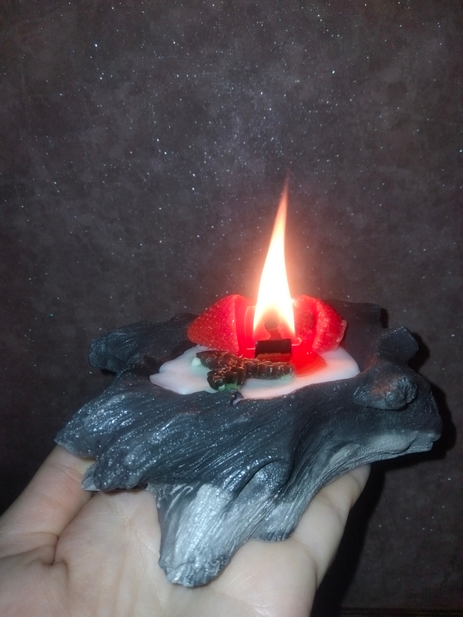 Мне вот свечу подарили на НГ, довольна😁 сразу и начала пользоваться, свечи часто дарят. 