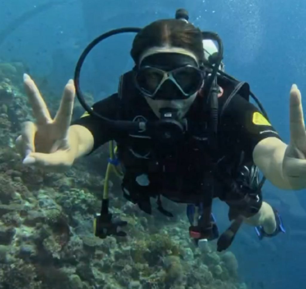 Ирина Дубцова на своём первом погружении. Скриншот с ТГК певицы.📷    Акваланг и рыба Триггер: волгоградка Ирина Дубцова рассказала о дайвинге в Индийском океане
