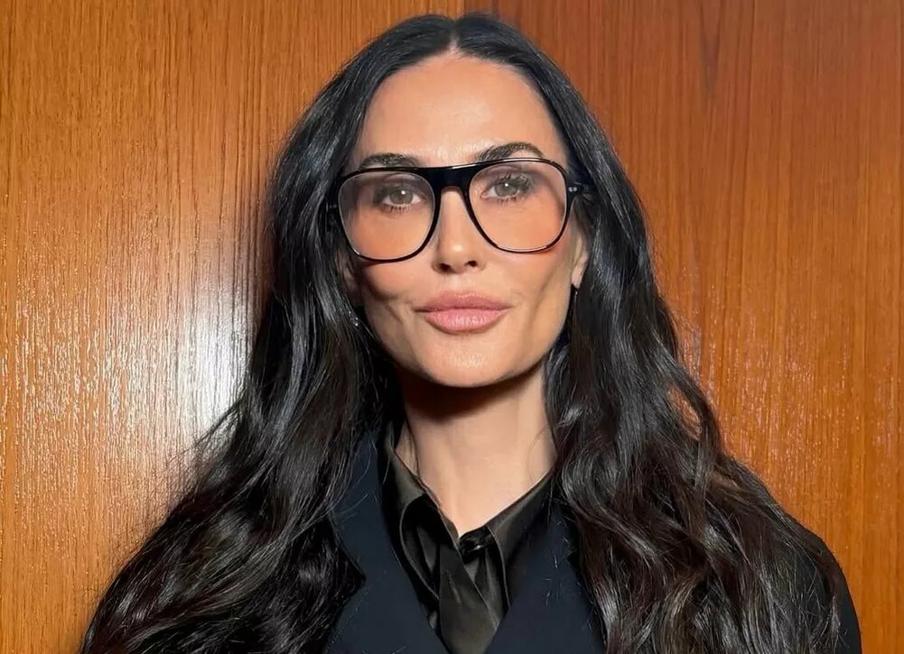    Деми Мур поделилась секретом идеально гладких волос