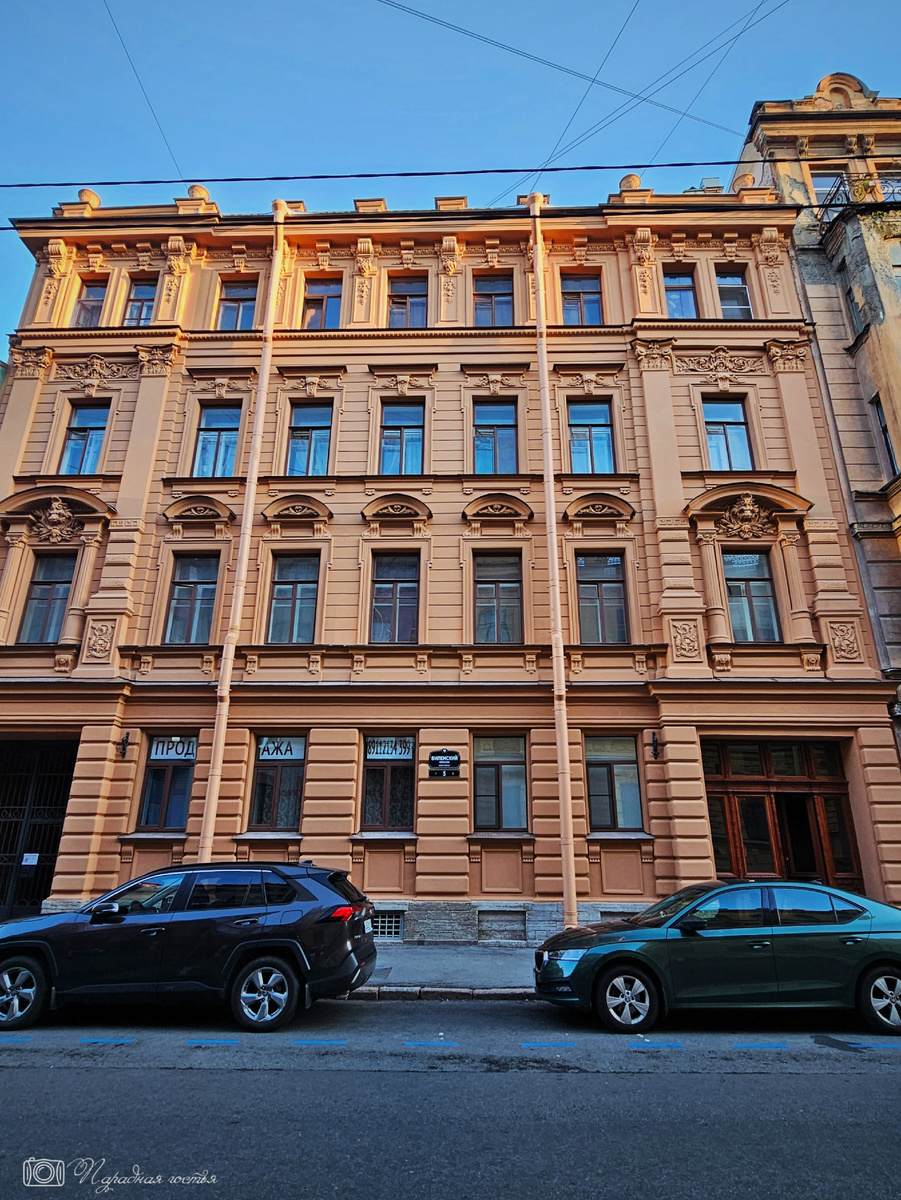 В 2023 году фасад дома отреставрировали. Фото: Парадная гостья