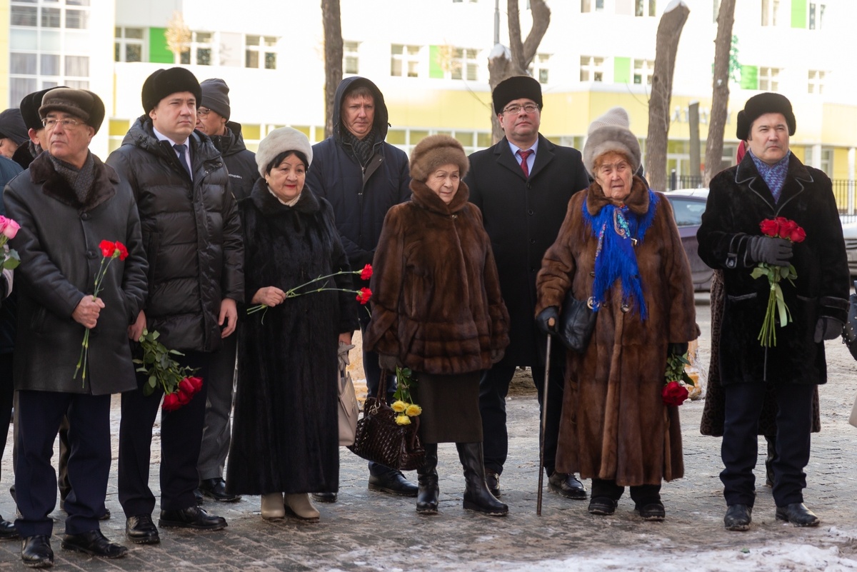     Фирҙәүес Хисаметдинова хөрмәтенә иҫтәлекле таҡтаташ асылды