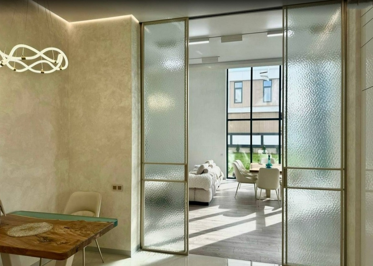 Раздвижные двери и перегородки из стекла и металла на заказ в Москве