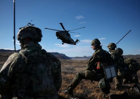    Дания перебрасывает вооружения в Гренландию. Макрон готов воевать против США