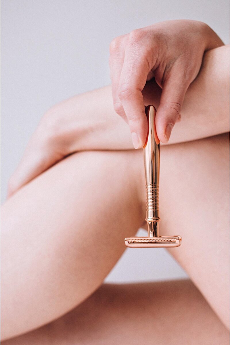 Marya Chudakova / Shuttersock / FOTODOM📷Если вы используете многоразовую бритву, необходимо каждый раз проверять ее перед использованием и тщательно промывать ее после бритья